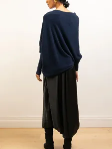 Vue arrière d'un pull tricoté uni à manches longues et col rond pour femme élégante.