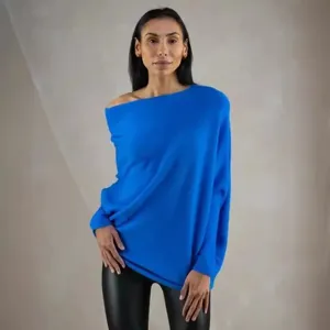 Pull en tricot bleu pour femmes avec design épaules dénudées, haut élégant et confortable.
