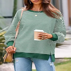 Detail van groen-wit gestreepte wafelbreisel lang mouw sweatshirt met split zoom.