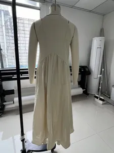 Vue détaillée de la robe décontractée unie à manches longues sur mannequin en atelier