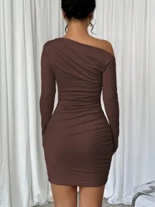 Robe moulante unie à une épaule et manches longues, élégante mini-robe de soirée chic.