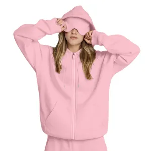 Primo piano dettagliato della felpa rosa con cappuccio dotata di comoda mascherina da sonno integrata.