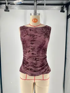 Vue détaillée du top sans manches en résille floquée effet tie and dye avec motif papillon.