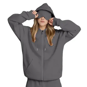 Completo con felpa grigia e maschera per occhi integrata, comodo abbigliamento relax.