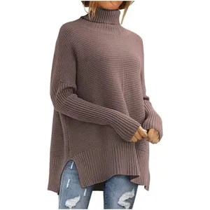 Detailansicht des Oversized Rollkragenpullovers für Damen mit Fledermausärmeln und Rippbündchen.