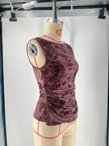 Vue détail haut femme résille floqué fleurs, caraco vintage transparent froncé.
