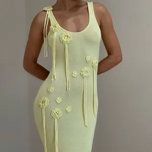 Détail robe tricotée fleurs crochet jaunes, sans manches col rond couverture plage maillot.