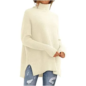 Detailansicht des Oversize-Rollkragenpullovers mit Fledermausärmeln und seitlichem Saum.