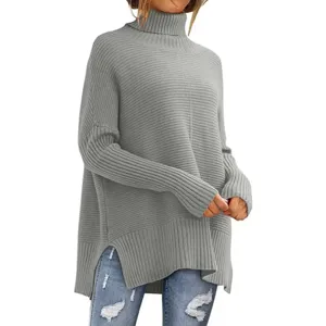 Detailansicht des Pullovers mit Rollkragen, Stricktextur, Fledermausärmeln und Seitenschlitz.