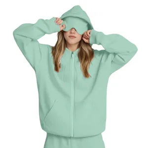 Vista ravvicinata e dettagliata della felpa verde menta con maschera integrata.