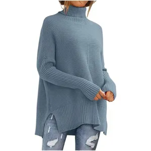 Nahaufnahme der gerippten Rollkragen-Textur und des Fledermausärmel-Designs am Pullover.