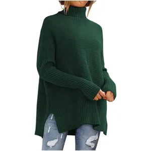 Nahaufnahme des dunkelgrünen Rollkragen-Pullovers mit gerippter Strickstruktur im Detail.