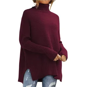 Nahaufnahme des kastanienbraunen Oversize-Rollkragenpullovers mit weicher Strickstruktur.