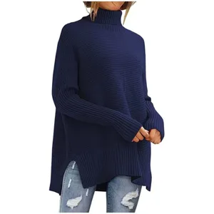 Nahaufnahme Detail des dunkelblauen Oversize Rollkragen Pullovers Fledermausärmel Strick.