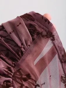 Gros plan détaillé de tissu en maille transparente floquée avec texture vintage.