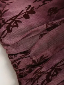 Gros plan détaillé de tissu mesh transparent avec motif floral et papillon floqué vintage.