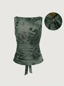 Vue détaillée top caraco vert en mesh transparent avec flocage papillon et lien noué.