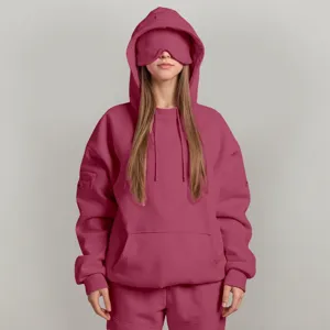 Vista dettagliata della felpa con cappuccio rosa con maschera per occhi integrata.
