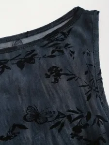 Détail de tissu mesh transparent avec texture de flocage de papillon et fleurs en velours.