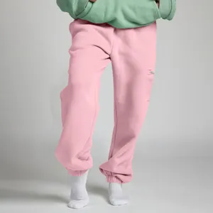 Pantaloni della tuta rosa e felpa verde vista dettaglio, comodo outfit autunno inverno primo piano.
