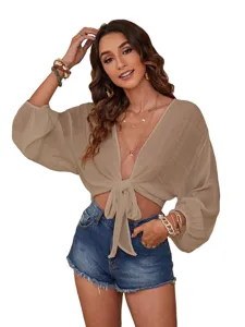 Nahaufnahme Detail Damen Einfarbig Tief V-Ausschnitt Krawatte Vorderseite Strand Bluse.