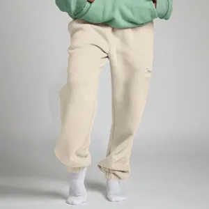 Vista dettagliata dei pantaloni felpati casual in beige con tasca laterale con zip.