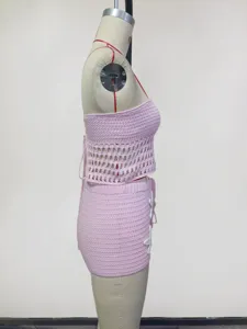 Ensemble crop top et short en tricot crochet rose avec détail floral sur le côté pour l'été.