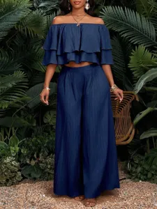 Blaues schulterfreies, gestuftes Crop-Top und hochtaillierte weite Hosen im Resort-Set für Damen