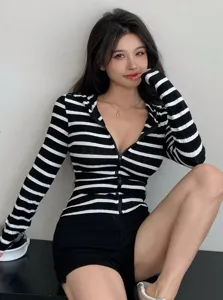 Tendance cardigan zippe a capuche pour femme en tricot cotele raye noir et blanc top.