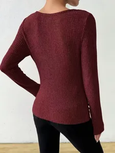 Gedetailleerd achteraanzicht van een effen geribbelde trui met lange mouwen voor dames.