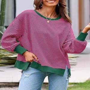 Gedetailleerd overzicht van de gestreepte waffle-knit trui voor dames met een split zoom.