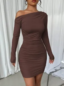 Robe moulante marron à une épaule et manches longues, style uni élégant pour soirée.