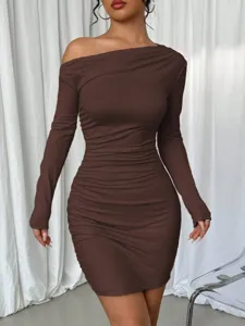 Vue détail de la robe moulante marron asymétrique à manches longues et drapés chic.