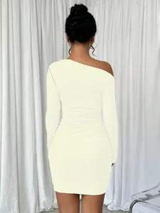 Robe moulante élégante asymétrique à manches longues pour femme vue de détail ajustée.