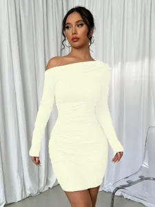 Vue détaillée d'une robe moulante beige chic à manches longues et épaules dénudées.