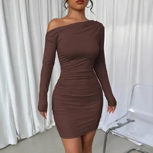 Femme élégante robe moulante courte asymétrique manches longues froncée marron tendance