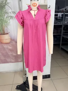 Stiloso abito corto estivo donna collo a V maniche volant sovrapposti stile casual.