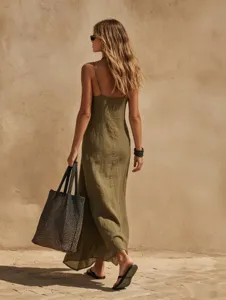 Dettaglio di un abito lungo smanicato verde oliva ideale per un look estivo e vacanziero.