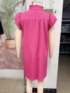 Dettaglio posteriore dell'abito rosa fucsia con maniche a volant multistrato estivo.