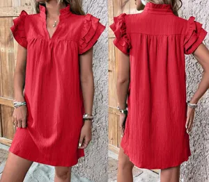 Mini abito rosso con maniche a volant e scollo a V, dettaglio stile estivo donna.