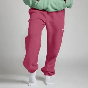 Dettaglio in primo piano dei pantaloni sportivi in felpa e felpa, tessuto morbido.