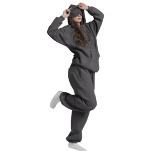 Set felpa con cappuccio e pantaloni grigi con maschera per dormire integrata, comodo.