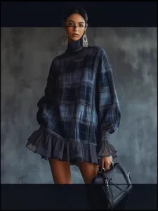 Schickes kariertes Rollkragen-Minikleid mit Rüschensaum, eleganter Langarm-Damenkleidungsstil.