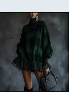 Grünes Kariertes Langarmkleid mit Rüschensaum, Vintage-Chic-Design für stilvolles Frühlingsoutfit.