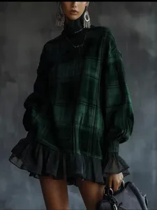 Dunkelgrünes Karo Langarm Kleid im europäischen Stil mit stilvollem Rüschensaum für Damen.