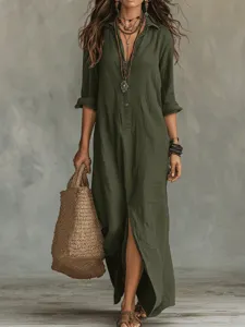 Einfarbiges langärmliges Maxikleid mit Reverskragen und vorderem Schlitz im Detail Sommer.