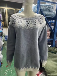 Casual crewneck colorblock pullover sweater with stylish knit pattern for women daily wear.