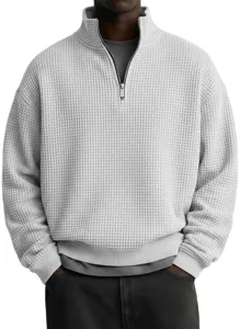 Primer plano detalle sudadera gris de hombre en punto waffle con cuello de cremallera