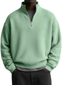 Vista detallada de la sudadera casual de hombre con cuello alto y media cremallera waffle.