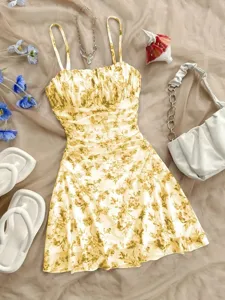 Détail de robe nuisette florale française, mise en scène plate avec sac blanc et imprimé chic.